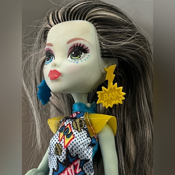 ⚡️2015 Frankie Stein from Monster High with Blue ZAAAP POW Dress & Yellow Shoes - Picture 13 of 17